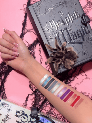 P. Louise Una goccia di Magic Halloween Eyeshadow Palette