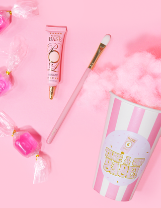 P. Louise intaglia la base di torta e pacchetto di pennello