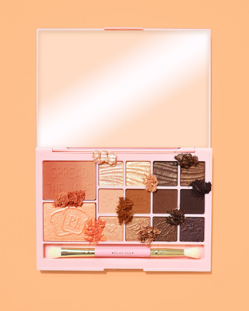Un'immagine della palette di trucchi P. Louise Breakfast Bites All In One in tonalità calde e neutre Toasty & Tempting su sfondo arancione