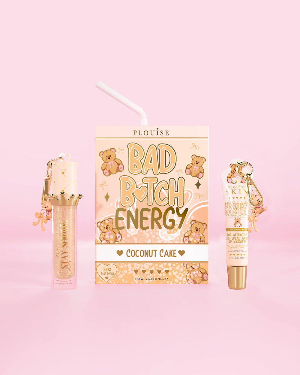 Un duo di labbra P.Louise Teddy Glitter Bad Bitch Energy al profumo di torta al cocco, con balsamo per labbra e olio per labbra su sfondo rosa