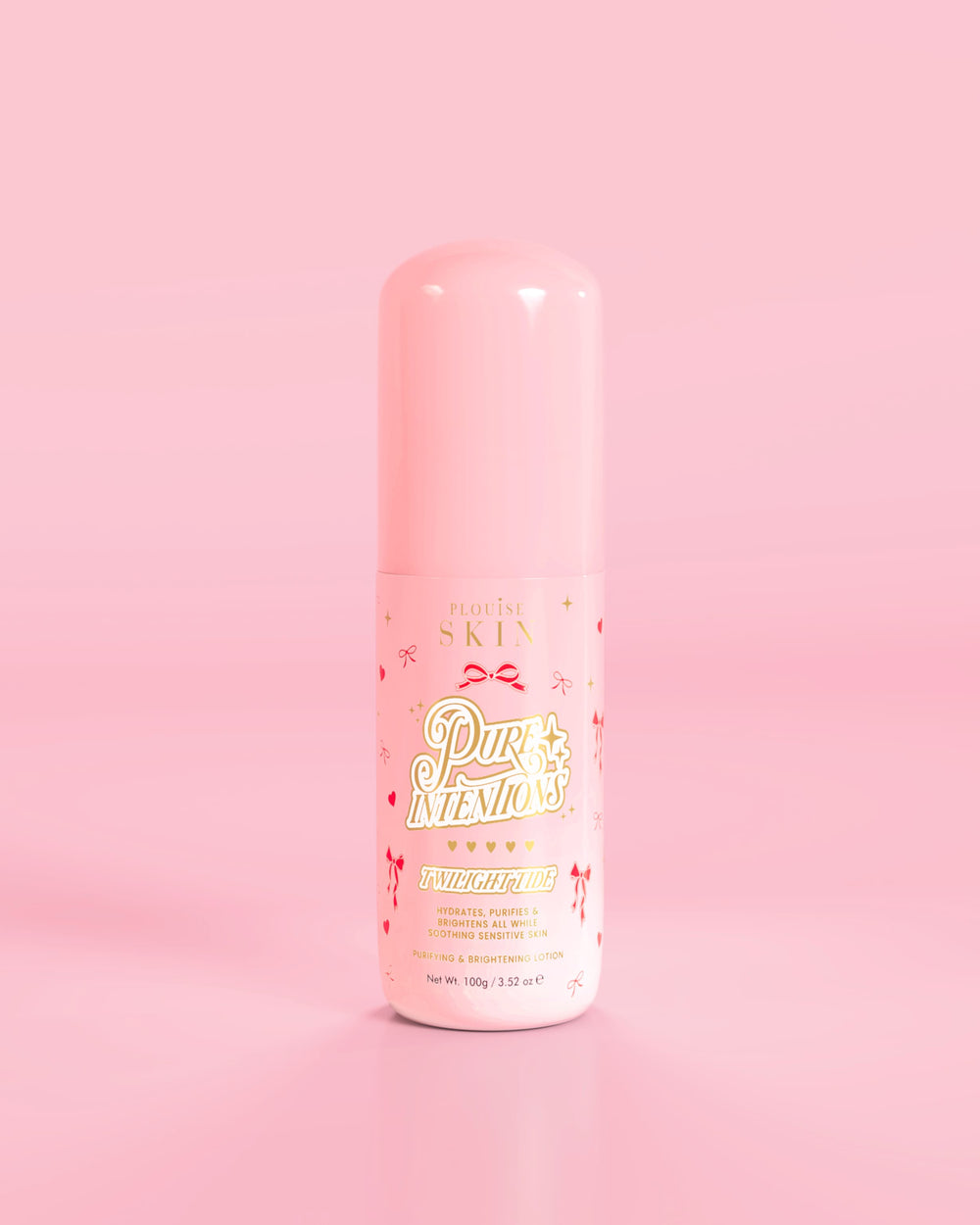 Bottiglia rosa di P.Louise Pure Intentions Purify & Brightening Lotion con disegni di fiocchi rossi su sfondo rosa