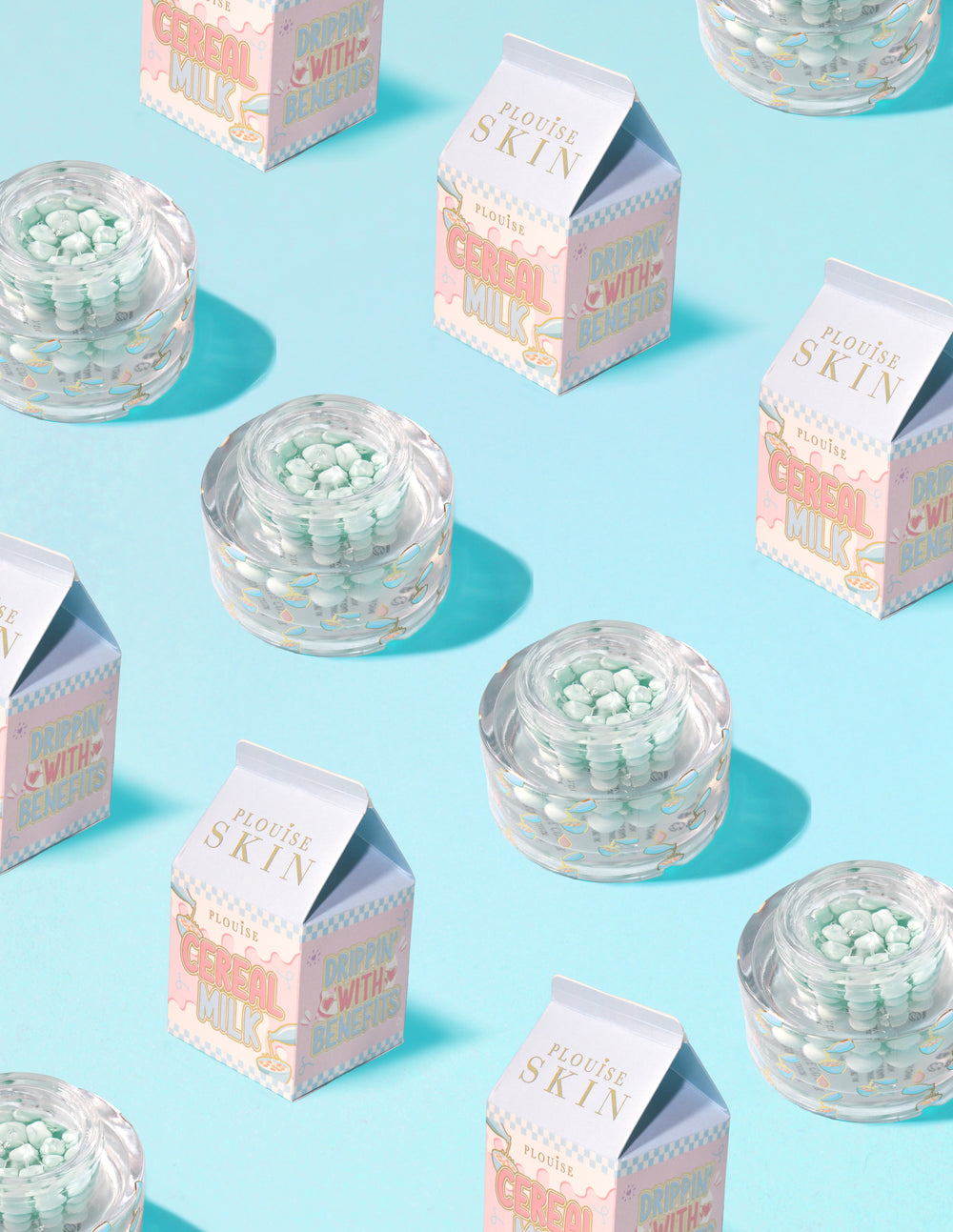Contenitori trasparenti di P.Louise Dose of Dreams Vitamin C Capsule Cream con una capsula blu al loro interno circondata da cartoni di latte
