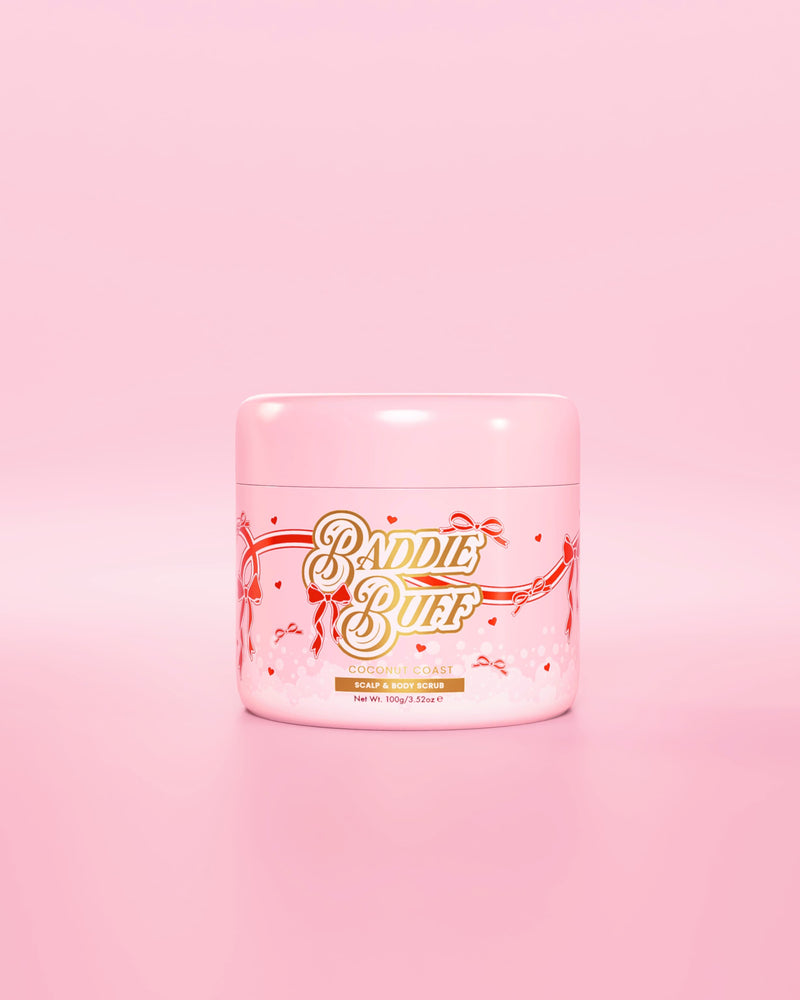 Una vasca rosa P.Louise o uno scrub allo zucchero per il cuoio capelluto e il corpo di Baddie Buff in Coconut Coast