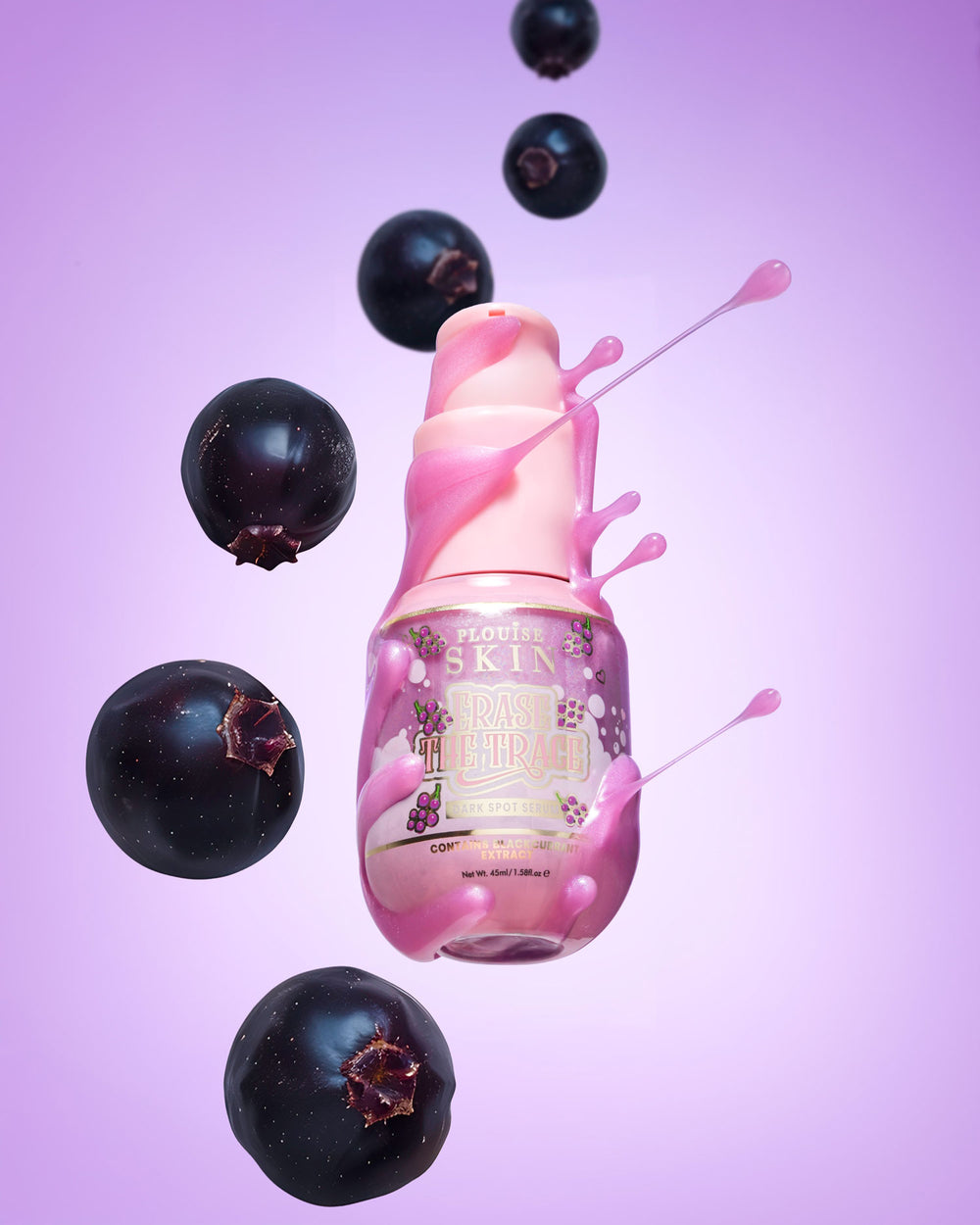 Flacone rosa di P. Louise Erase The Trace Dark Spot Correcting Serum con liquido che fuoriesce dalla bottiglia circondato da ribes nero su sfondo viola