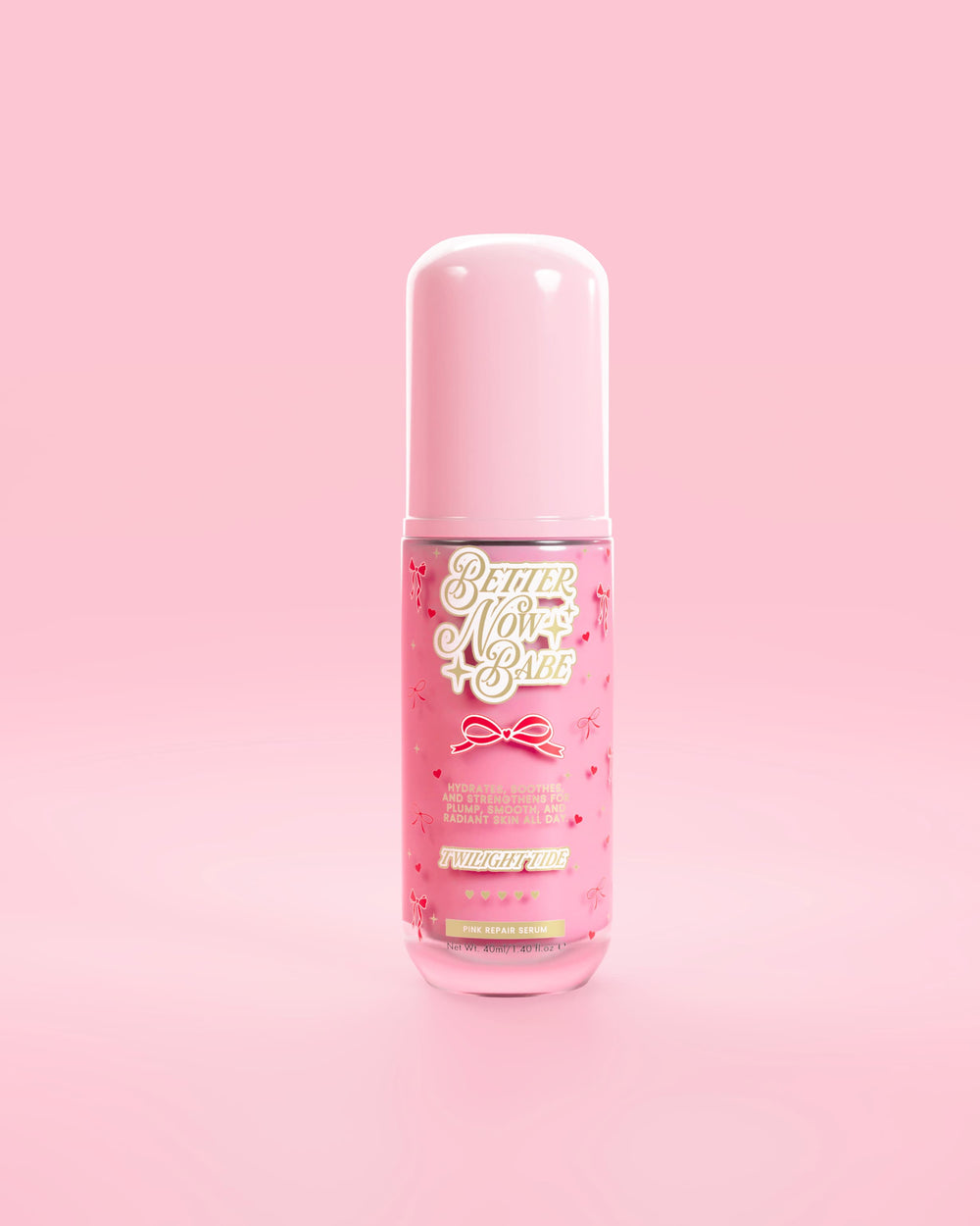 Guarda attraverso la bottiglia rosa di P.Louise Better Now Babe siero riparatore barriera rosa con profumo di marea crepuscolare su sfondo rosa