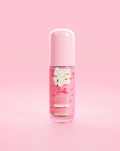 Guarda attraverso la bottiglia rosa di P.Louise Better Now Babe siero riparatore barriera rosa con profumo di marea crepuscolare su sfondo rosa