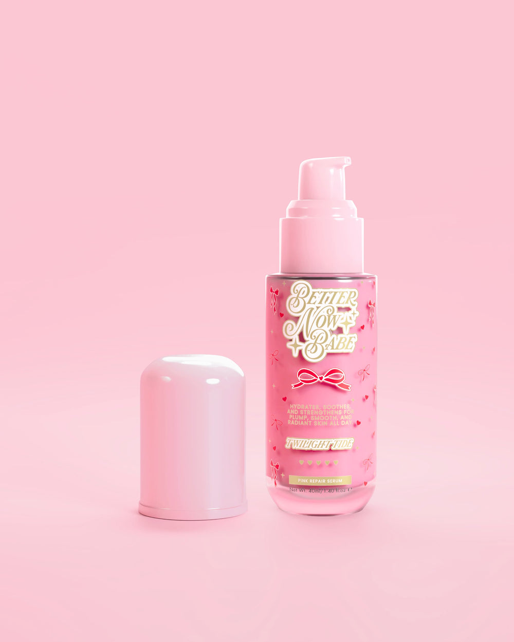 Una bottiglia rosa P.Louise di Better Now Babe Pink Barrier Repair Serum nel profumo Twilight Tide con pompetta e tappo su sfondo rosa