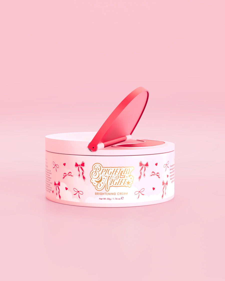 Vaschetta rosa di crema illuminante P.Louise Bright By Night con elementi grafici a fiocco rosso su sfondo rosa