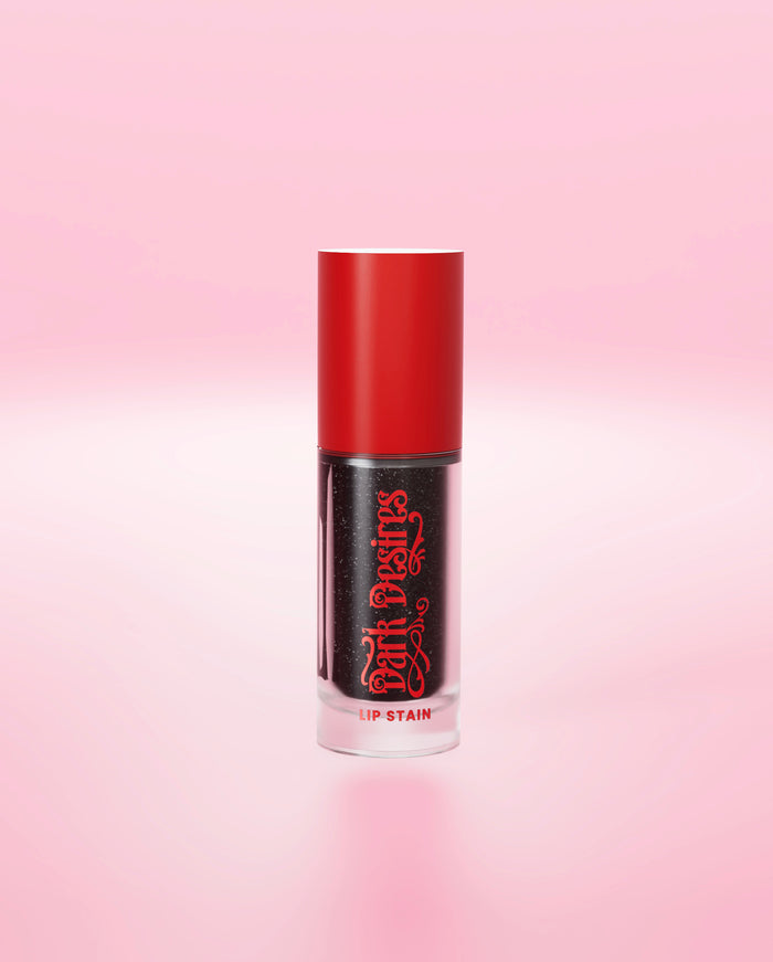 Un rossetto nero cangiante P.Louise con cappuccio rosso su sfondo rosa