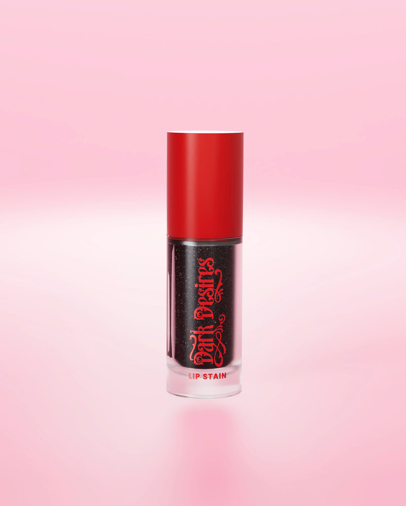 Un rossetto nero cangiante P.Louise con cappuccio rosso su sfondo rosa