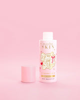 Flacone rosa di P.Louise Dewin The MOst Double Layer Toner con disegni di fiocchi rossi su sfondo rosa 