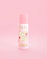 Flacone rosa P.Louise di Dewing The Most Double Layer Toner con disegni di fiocchi rossi su sfondo rosa