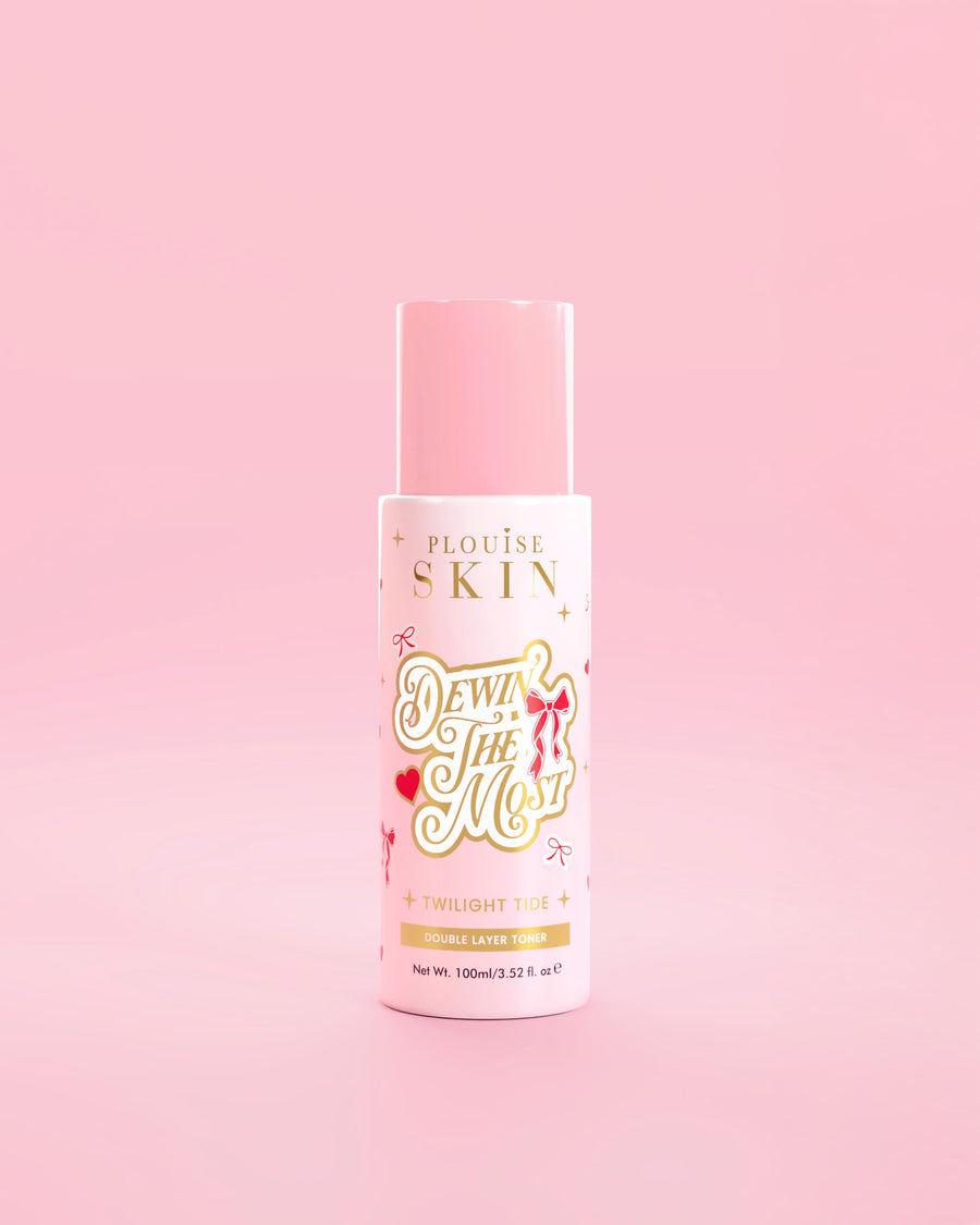 Flacone rosa P.Louise di Dewing The Most Double Layer Toner con disegni di fiocchi rossi su sfondo rosa
