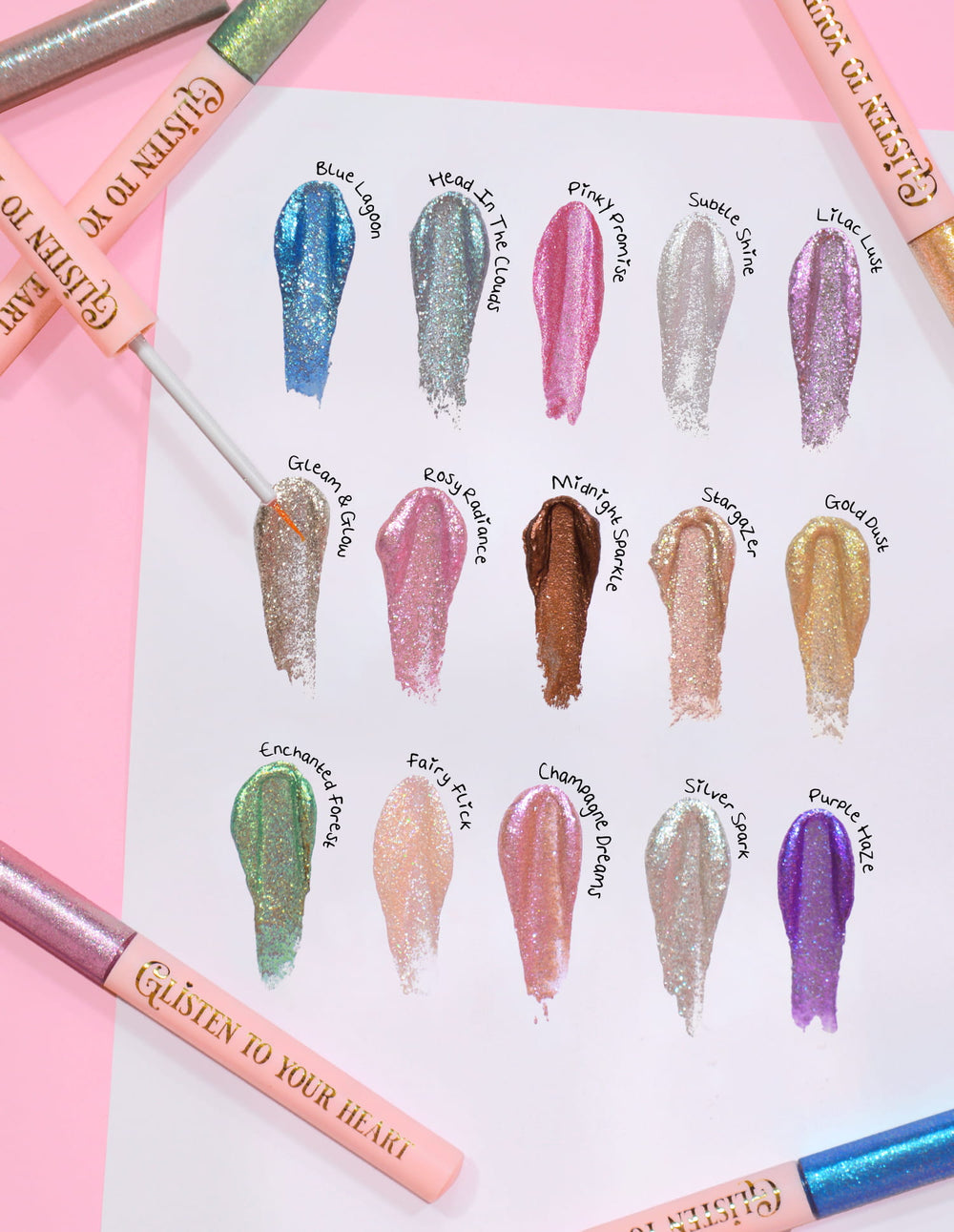 Una serie di campioni di eyeliner glitterati di P.Louise in vari colori, visualizzati su un cartoncino, con il nome di ciascuna tonalità scritto accanto.
