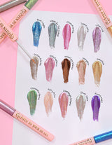 Una serie di campioni di eyeliner glitterati di P.Louise in vari colori, visualizzati su un cartoncino, con il nome di ciascuna tonalità scritto accanto.