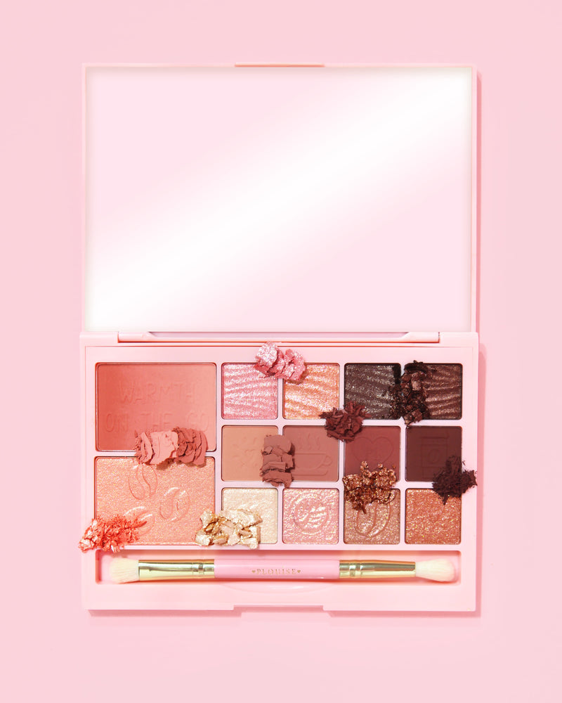 Un'immagine della palette di trucchi P. Louise Breakfast Bites All In One nella tonalità Hot To Go in colori neutri e malva su sfondo rosa