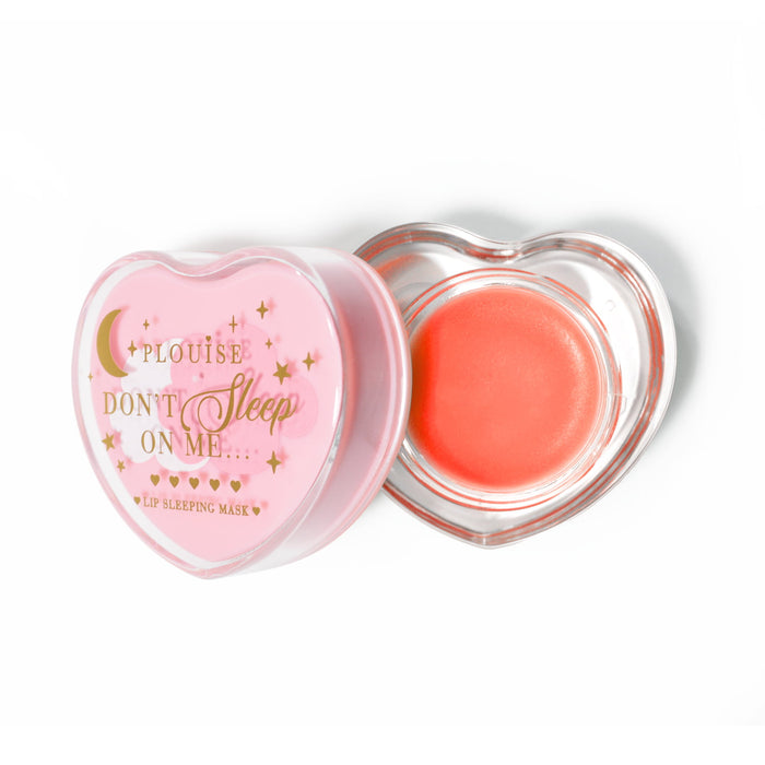 Maschera per dormire con labbra rosa a forma di cuore con coperchio aperto su sfondo bianco