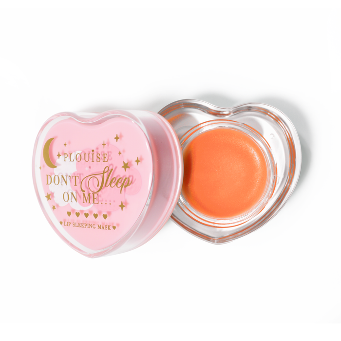 Maschera per dormire con labbra rosa a forma di cuore con coperchio aperto su sfondo bianco