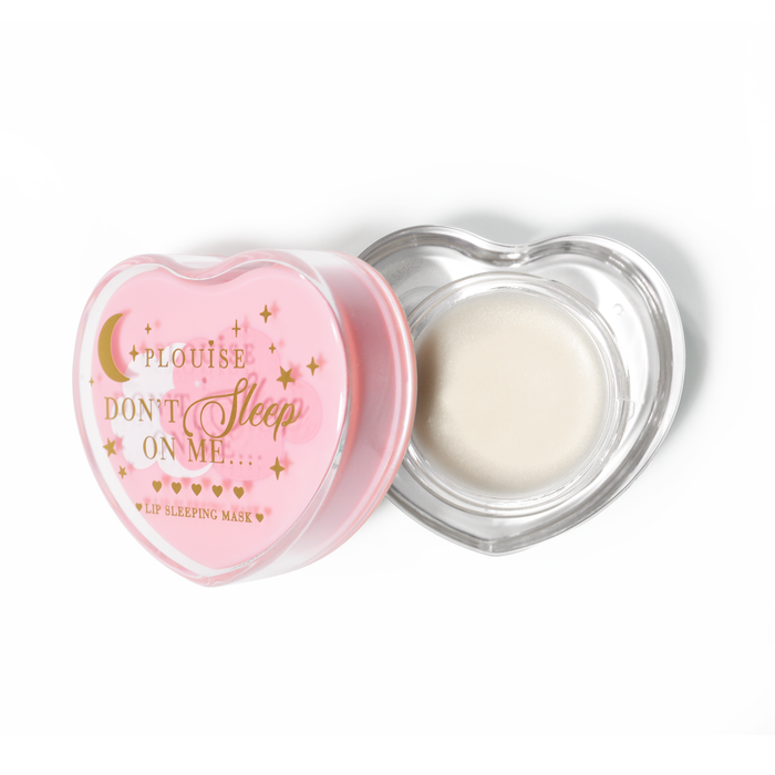 Maschera per dormire con labbra rosa a forma di cuore con coperchio aperto su sfondo bianco