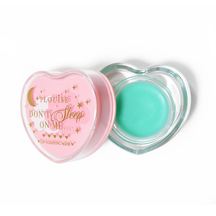 Maschera per dormire con labbra rosa a forma di cuore con coperchio aperto su sfondo bianco