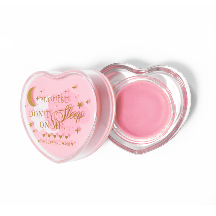 Maschera per dormire con labbra rosa a forma di cuore con coperchio aperto su sfondo bianco