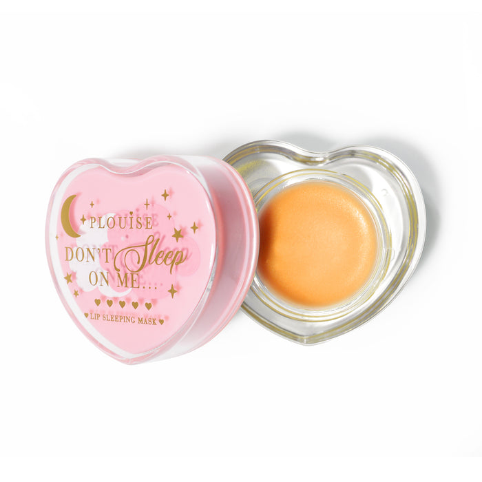 Maschera per dormire con labbra rosa a forma di cuore con coperchio aperto su sfondo bianco