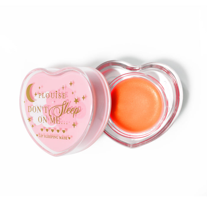 Maschera per dormire con labbra rosa a forma di cuore con coperchio aperto su sfondo bianco