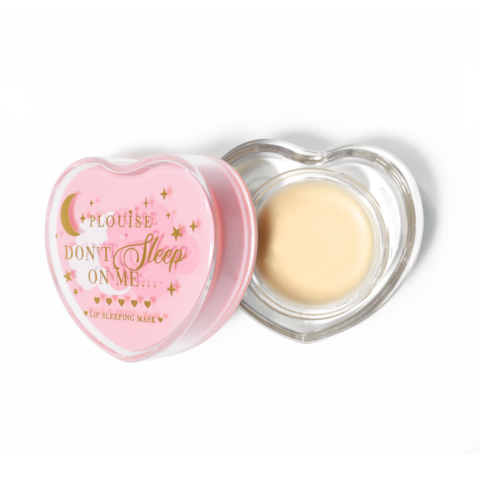 Maschera per dormire con labbra rosa a forma di cuore con coperchio aperto su sfondo bianco