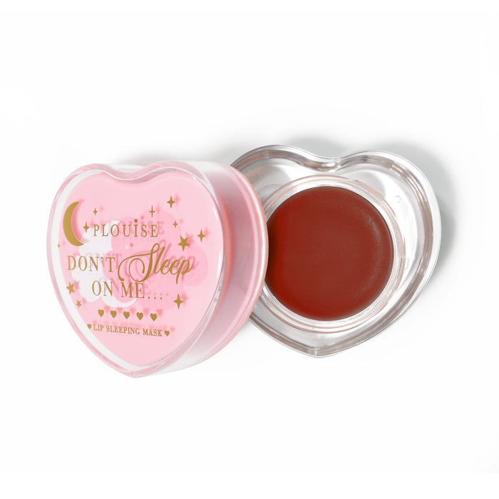 Maschera per dormire con labbra rosa a forma di cuore con coperchio aperto su sfondo bianco