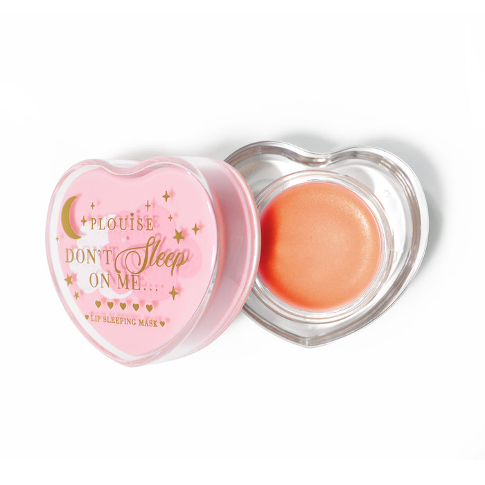 Maschera per dormire con labbra rosa a forma di cuore con coperchio aperto su sfondo bianco