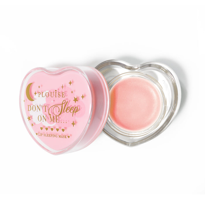 Maschera per dormire con labbra rosa a forma di cuore con coperchio aperto su sfondo bianco
