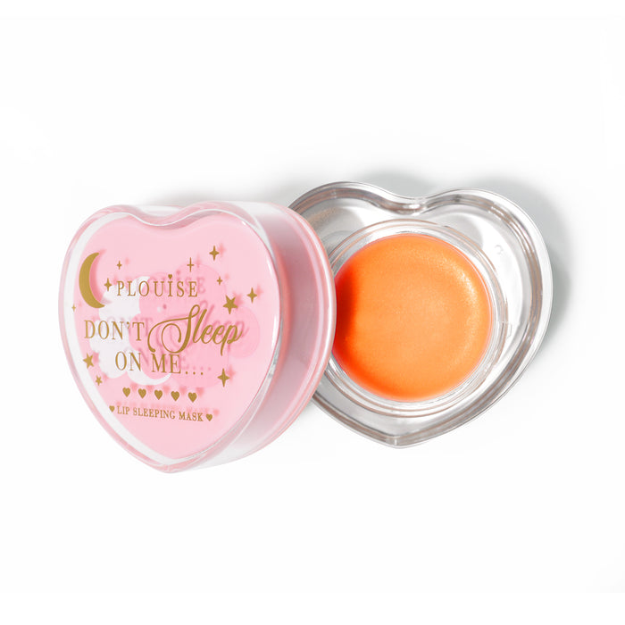 Maschera per dormire con labbra rosa a forma di cuore con coperchio aperto su sfondo bianco
