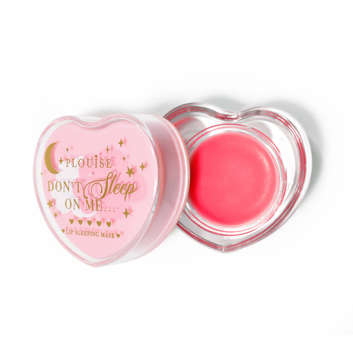Maschera per dormire con labbra rosa a forma di cuore con coperchio aperto su sfondo bianco