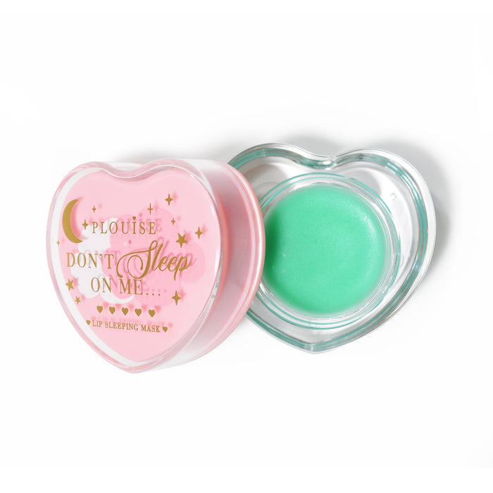 Maschera per dormire con labbra rosa a forma di cuore con coperchio aperto su sfondo bianco