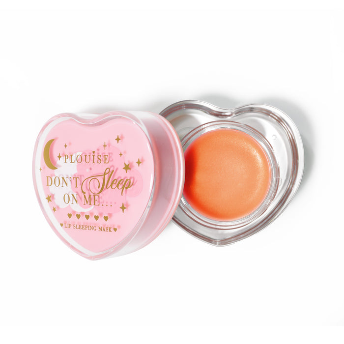 Maschera per dormire con labbra rosa a forma di cuore con coperchio aperto su sfondo bianco