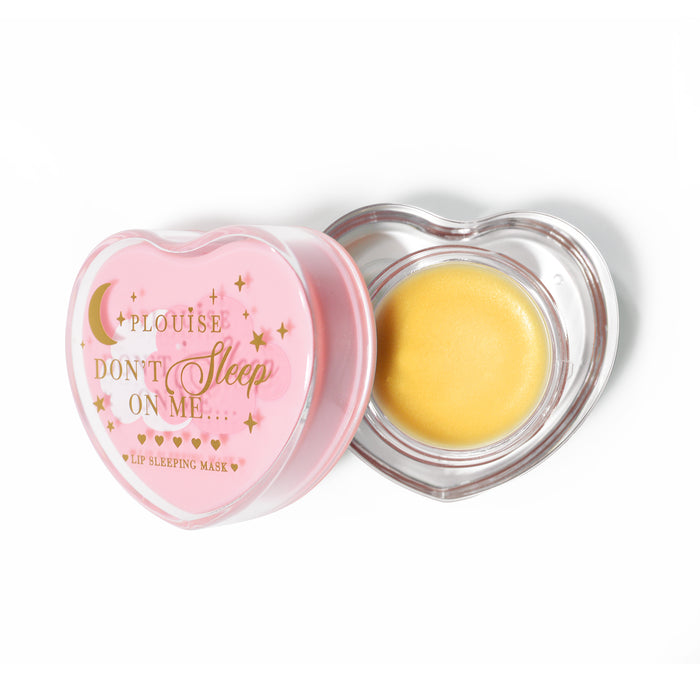Maschera per dormire con labbra rosa a forma di cuore con coperchio aperto su sfondo bianco