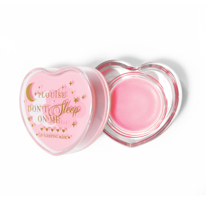 Maschera per dormire con labbra rosa a forma di cuore con coperchio aperto su sfondo bianco