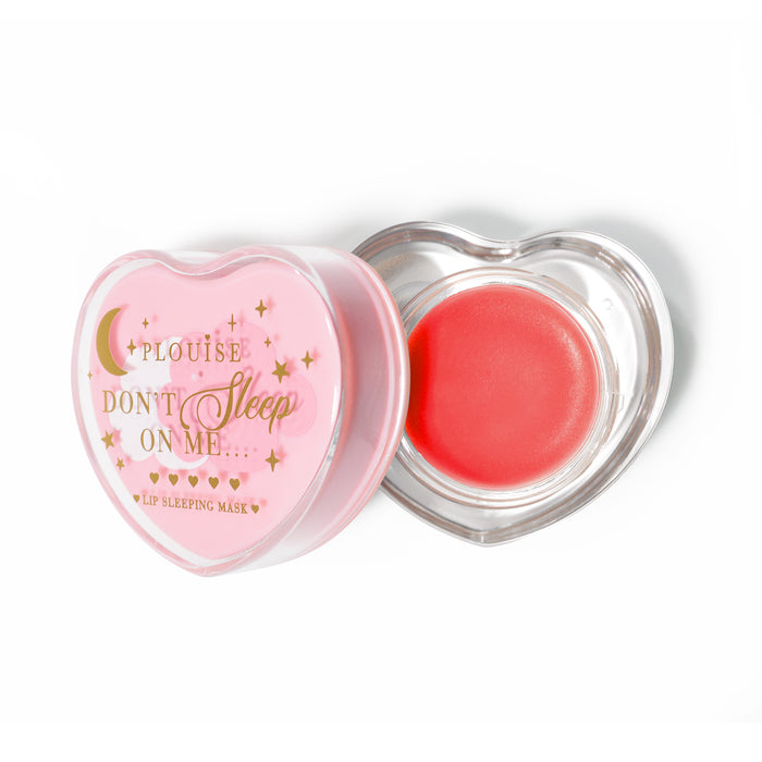 Maschera per dormire con labbra rosa a forma di cuore con coperchio aperto su sfondo bianco