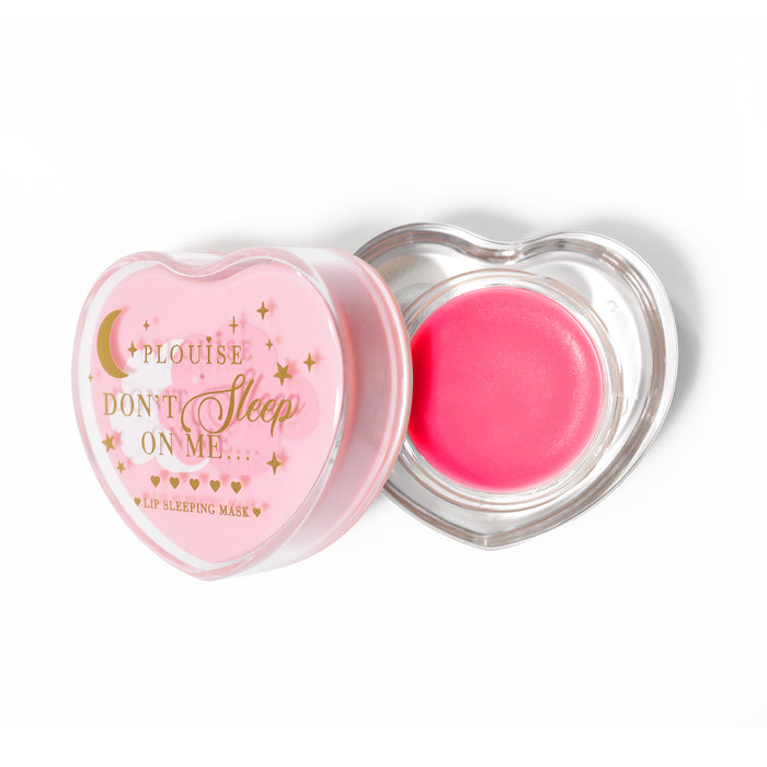 Maschera per dormire con labbra rosa a forma di cuore con coperchio aperto su sfondo bianco