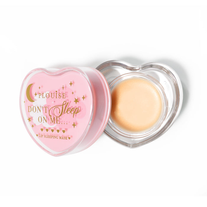 Maschera per dormire con labbra rosa a forma di cuore con coperchio aperto su sfondo bianco