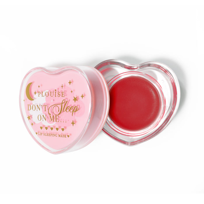 Maschera per dormire con labbra rosa a forma di cuore con coperchio aperto su sfondo bianco