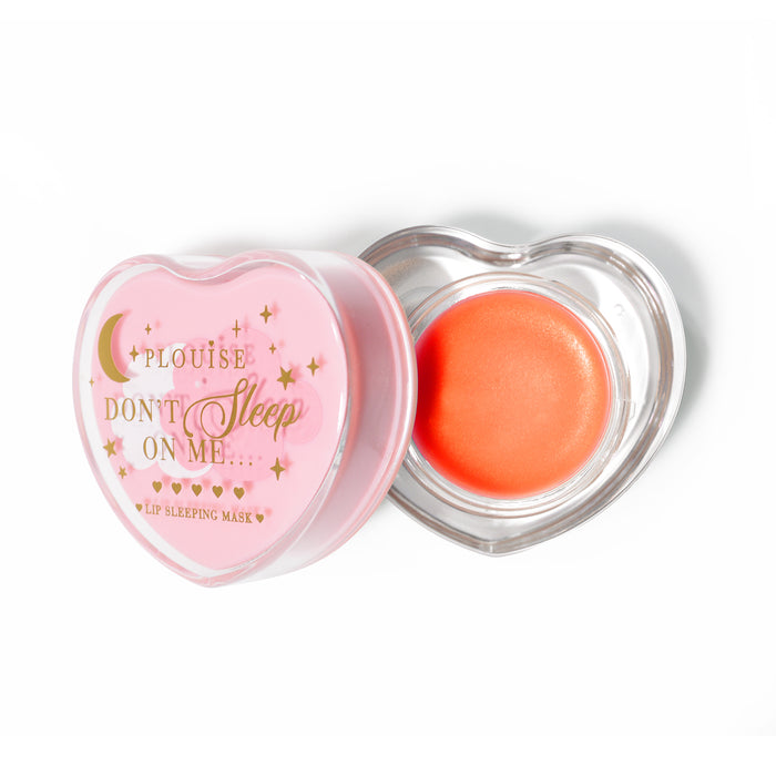 Maschera per dormire con labbra rosa a forma di cuore con coperchio aperto su sfondo bianco