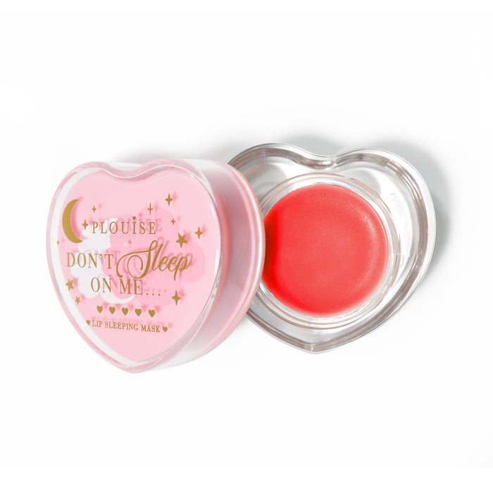 Maschera per dormire con labbra rosa a forma di cuore con coperchio aperto su sfondo bianco