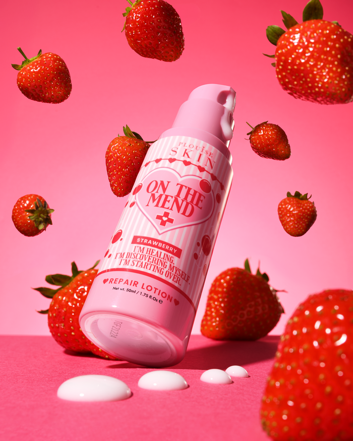 Bottiglia rosa di P.Louise On The Mend Barrier Repair Lotion nel colore fragola