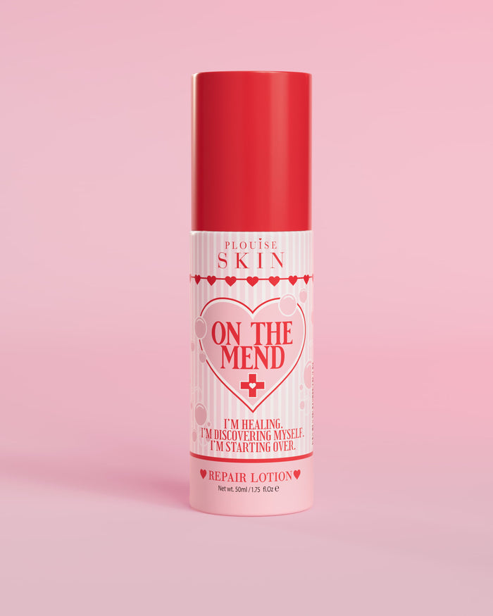 Flacone rosa e rosso di P.Louise On The Mend Skin Barrier Repair Lotion 