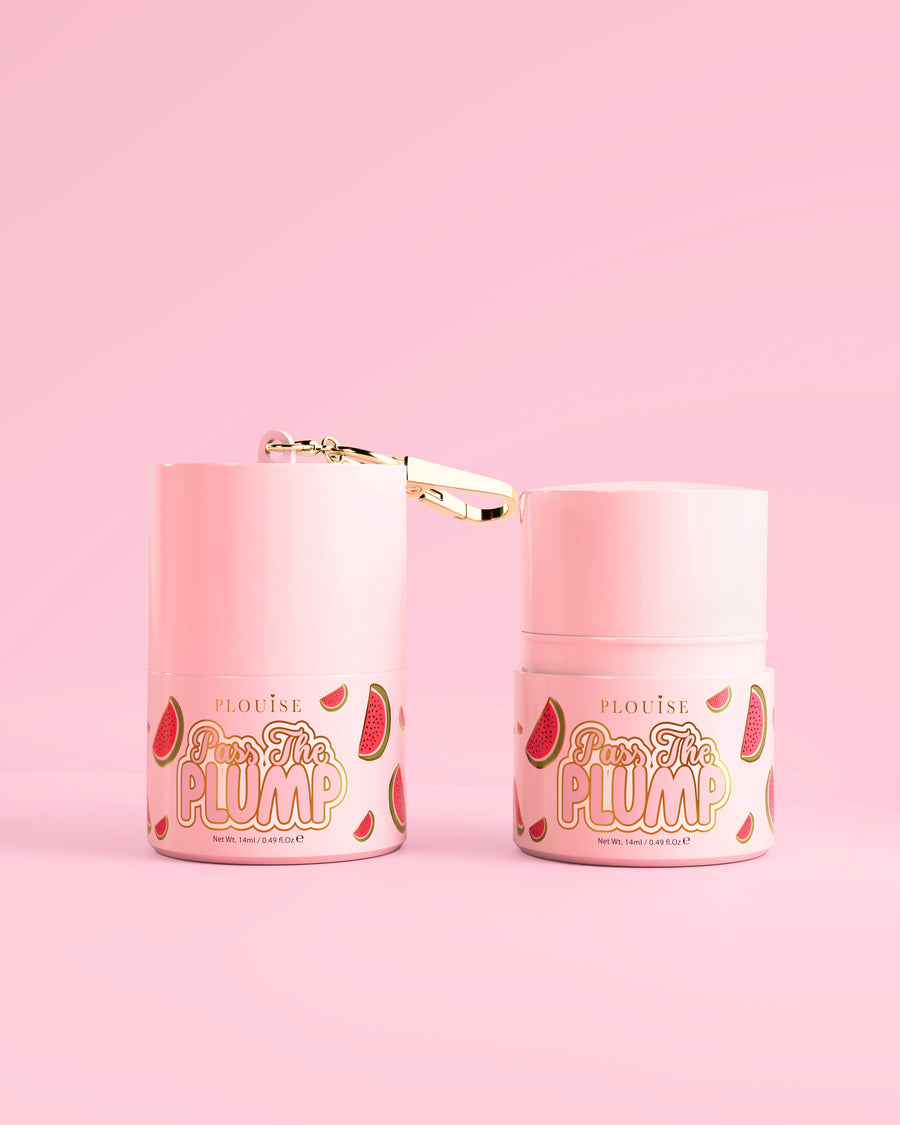 Due vasetti rosa di P.Louise Pass The Plump Lip Treatment con disegno di anguria su sfondo rosa