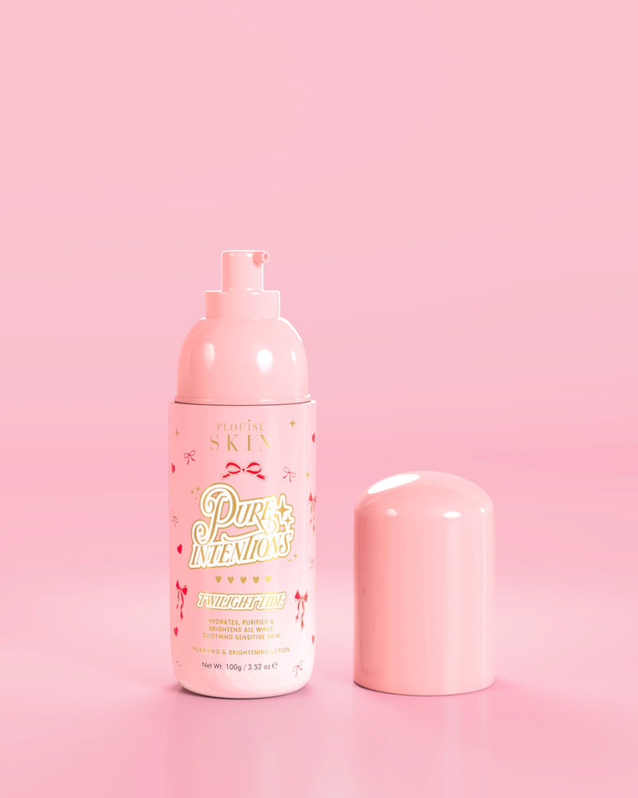 Bottiglia rosa di P.Louise Pure Intentions Purify & Brightening Lotion con disegni di fiocchi rossi su sfondo rosa