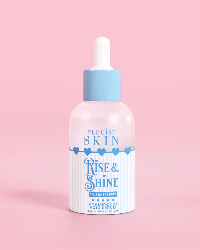 Flacone blu e bianco di PLouise Rise and Shine Hyaluronic Serum in lampone blu