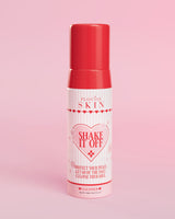 Un flacone a pompa di P.Louise Shake It Off Foaming Face Cleanser su uno sfondo rosa, con informazioni sul prodotto e marchio visibili sul flacone.