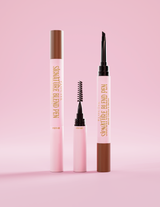 Penna per sopracciglia P.Louise Signature Blend, con i coperchi su ciascuna estremità che mostrano ciascun applicatore all'estremità su uno sfondo rosa